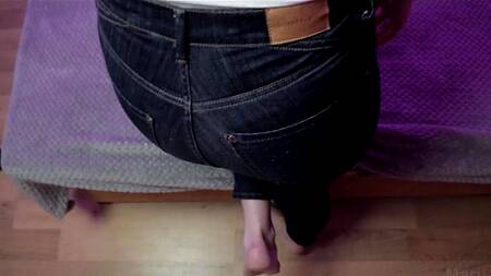 У девушки есть сюрприз для парня, она хочет в попку