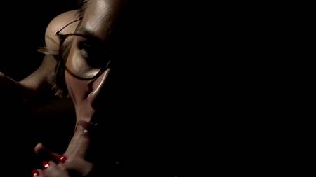 Томный минет в полутьме от красотки в очках