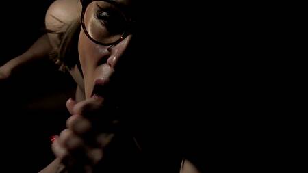 Томный минет в полутьме от красотки в очках