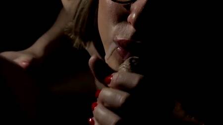 Томный минет в полутьме от красотки в очках