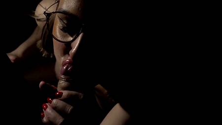 Томный минет в полутьме от красотки в очках