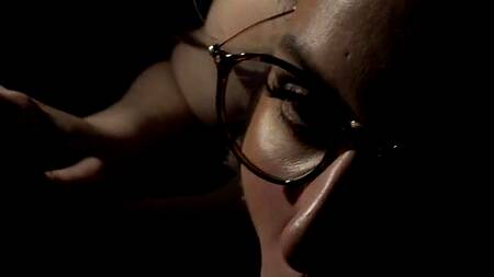 Томный минет в полутьме от красотки в очках