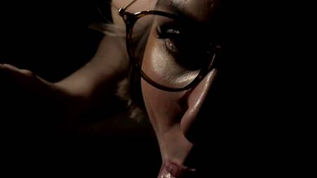 Томный минет в полутьме от красотки в очках