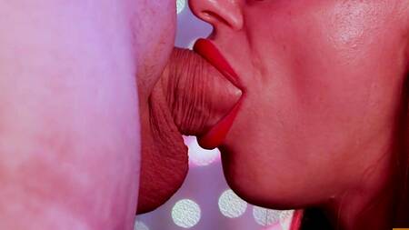 Пересела с лица парня на его член и кончила