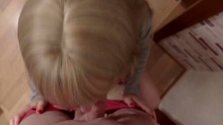 Эротическая переписка приводит к минету, блондинка приходит и сосет