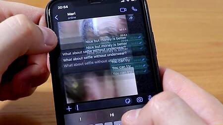 Эротическая переписка приводит к минету, блондинка приходит и сосет