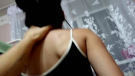 Озорная брюнетка в очках возбуждается когда парень ласкает её попу