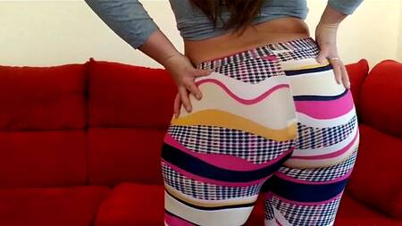 Порвал лосины милфы с сочной жопой во время секса в позе наездницы