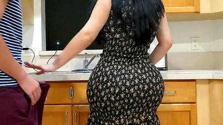 Задрал платье мачехи и трахнул её на кухне