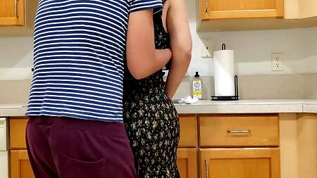 Задрал платье мачехи и трахнул её на кухне