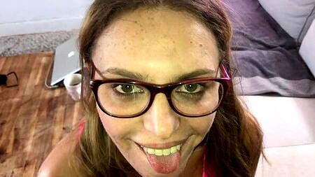 Соседка по квартире насмотрелась порно и теперь сосет мой хуй