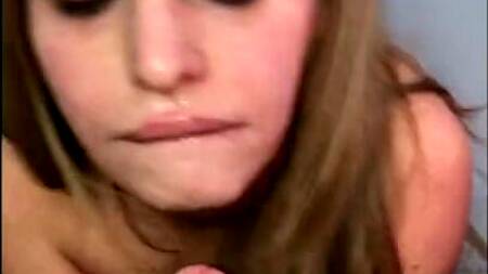 Соседка по квартире насмотрелась порно и теперь сосет мой хуй