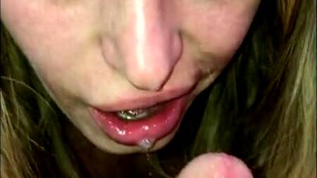 Соседка по квартире насмотрелась порно и теперь сосет мой хуй