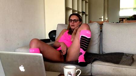 Соседка по квартире насмотрелась порно и теперь сосет мой хуй