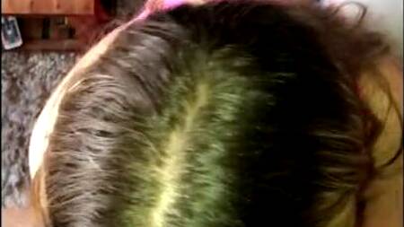 Соседка по квартире насмотрелась порно и теперь сосет мой хуй