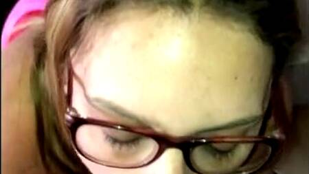 Соседка по квартире насмотрелась порно и теперь сосет мой хуй