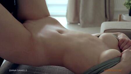 Отправила парню нодс и пригласила его на жаркий секс