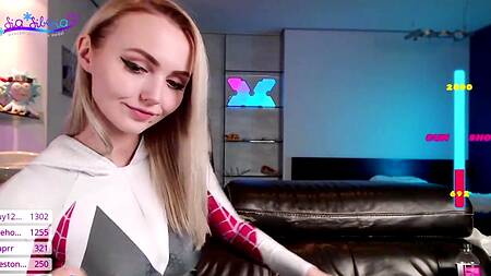 Девушка-паук Гвен Стейси ублажает себя мастурбацией