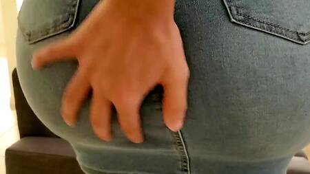 У сводной сестры огромная жопа и сиськи, а ещё она хочет ебаться