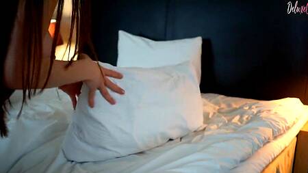 Вспомнила юность и трется киской о подушку