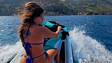 А на водном мотоцикле очень даже удобно заниматься анальным сексом