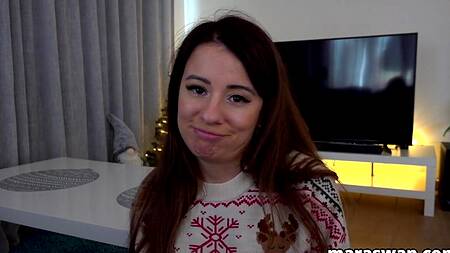 Нарядила елку и предложила трахнуться в жопу