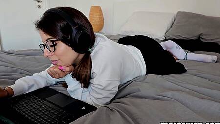 Студентка в очках задирает юбку и соглашается на секс