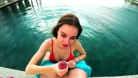 Возле отельного бассейна никого нет, можно трахаться