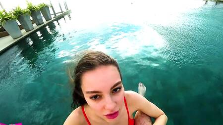 Возле отельного бассейна никого нет, можно трахаться