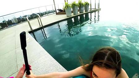 Возле отельного бассейна никого нет, можно трахаться