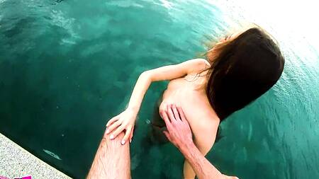 Возле отельного бассейна никого нет, можно трахаться