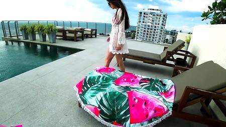 Возле отельного бассейна никого нет, можно трахаться