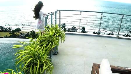 Возле отельного бассейна никого нет, можно трахаться