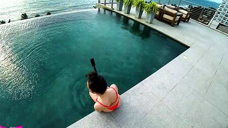 Возле отельного бассейна никого нет, можно трахаться