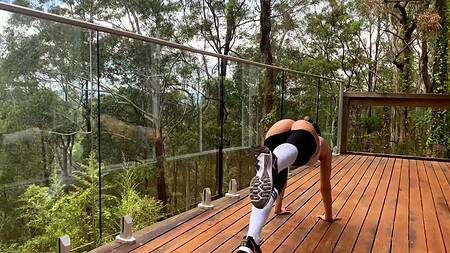 Тренировка на балконе с анальной пробкой в упругой жопе