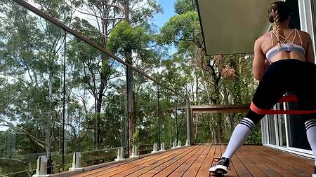 Тренировка на балконе с анальной пробкой в упругой жопе