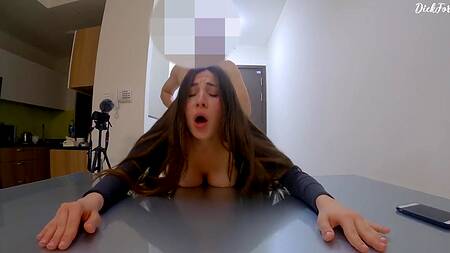 Красотка на столе дает себя трахнуть сразу в рот, а потом в киску