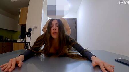 Красотка на столе дает себя трахнуть сразу в рот, а потом в киску