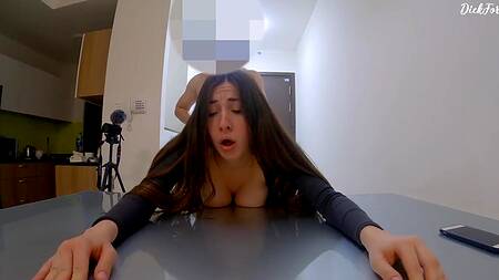 Красотка на столе дает себя трахнуть сразу в рот, а потом в киску