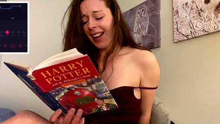 Красивая девушка пытается читать Гарри Поттера, сидя на вибратор