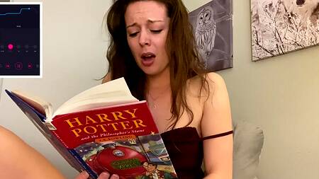 Красивая девушка пытается читать Гарри Поттера, сидя на вибратор