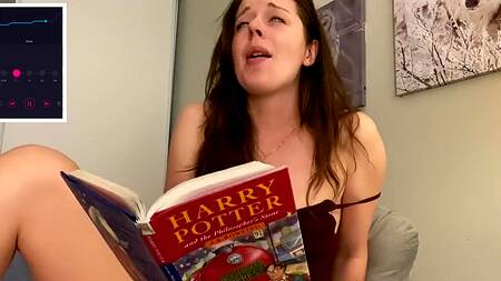 Красивая девушка пытается читать Гарри Поттера, сидя на вибратор