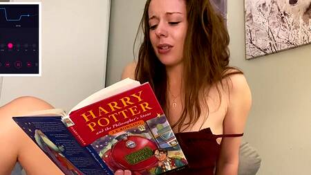 Красивая девушка пытается читать Гарри Поттера, сидя на вибратор