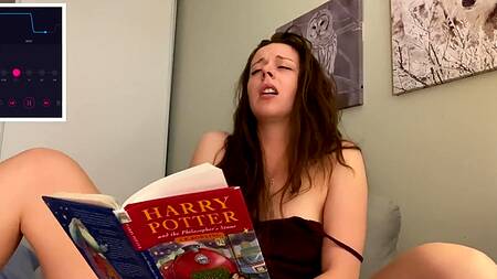 Красивая девушка пытается читать Гарри Поттера, сидя на вибратор