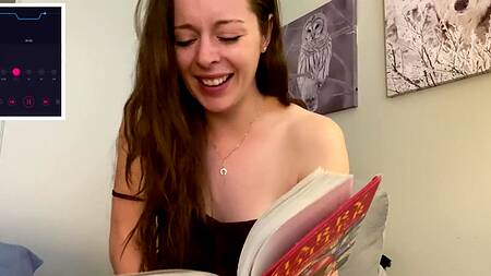 Красивая девушка пытается читать Гарри Поттера, сидя на вибратор