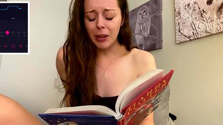 Красивая девушка пытается читать Гарри Поттера, сидя на вибратор