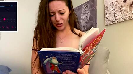 Красивая девушка пытается читать Гарри Поттера, сидя на вибратор