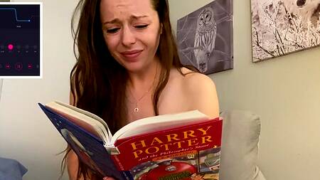 Красивая девушка пытается читать Гарри Поттера, сидя на вибратор