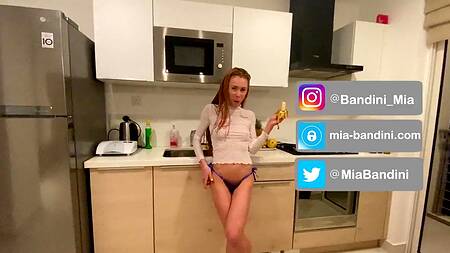 Банан напоминает член, рыженькая худышка хочет ебаться