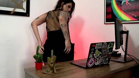 Татуированная неформалка отвлекается от работы и мастурбирует